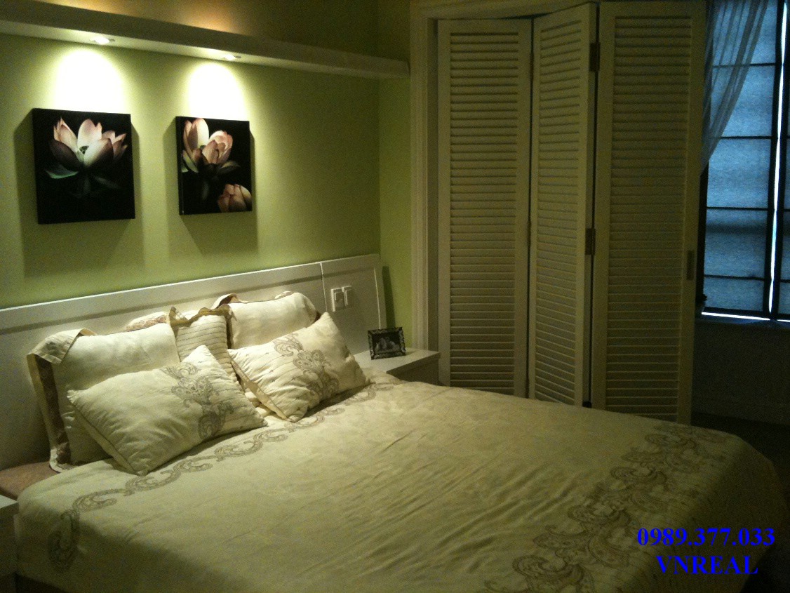 1312599978_masterbedroom2.jpg